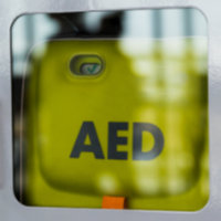 Ein AED hinter einer Scheibe